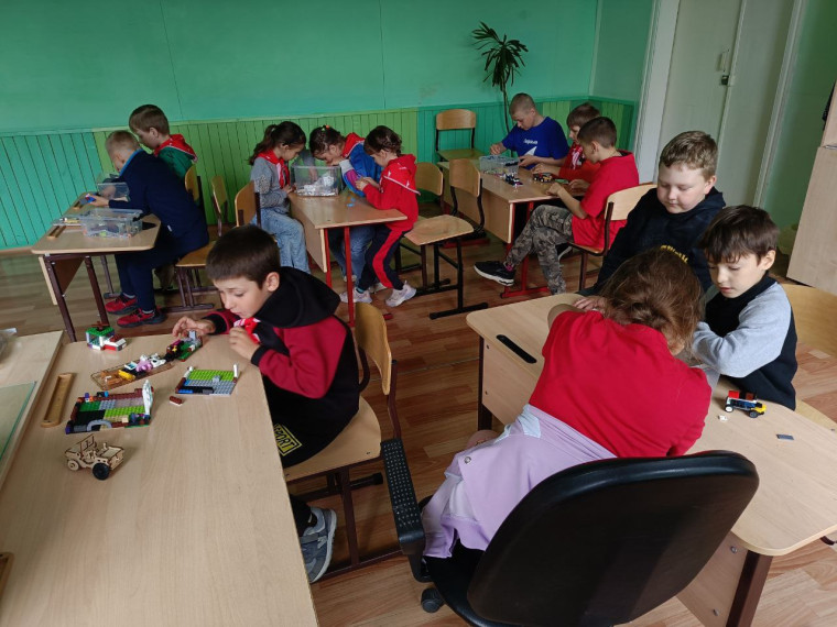 Занятие кружка "Моделирование и конструирование" для воспитанников лагеря "Сказка".